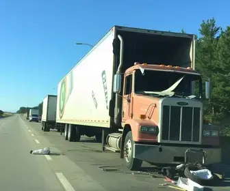VÍDEO: carreta fica destruída após ser atingida por caminhão